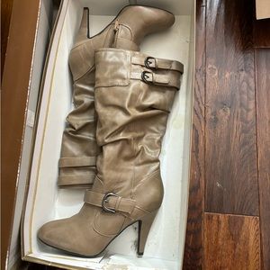 Cute casual boots, tan colored like new